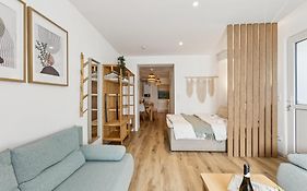 Gemütliches 2 Zimmer Ambient Apartment mit Queensize-Bett , Etagenbett& Schlafsofa in Alsternähe